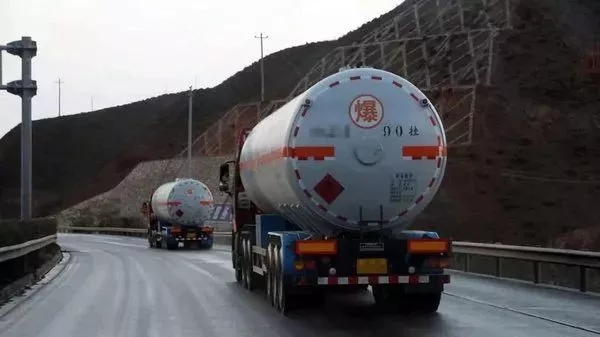 運費翻倍暴漲！四大運輸新規(guī)正式實施，貨車上高速成“奢侈品”？