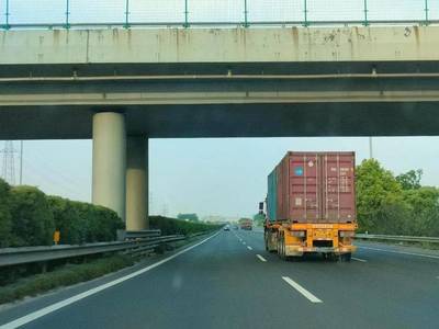 浙江省高速公路對(duì)所有上高速的集裝箱運(yùn)輸車(chē)輛實(shí)施入口稱(chēng)重檢測(cè)